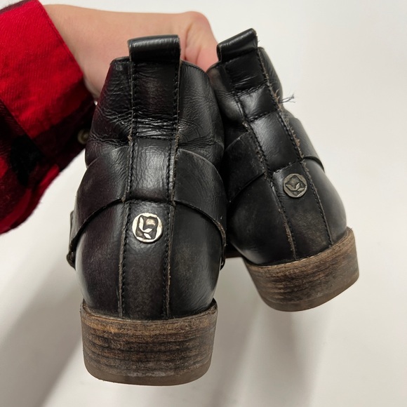 Koolaburra Santa Barbara Dame Distressed Booties - Picture 4 of 6